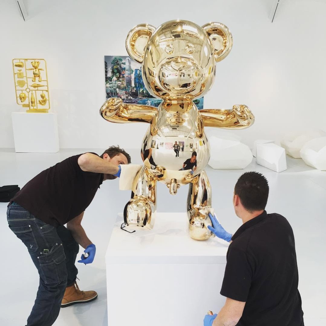 Polish that #pipi  #josephklibansky #contemporaryart #jeffkoons #damienhirst