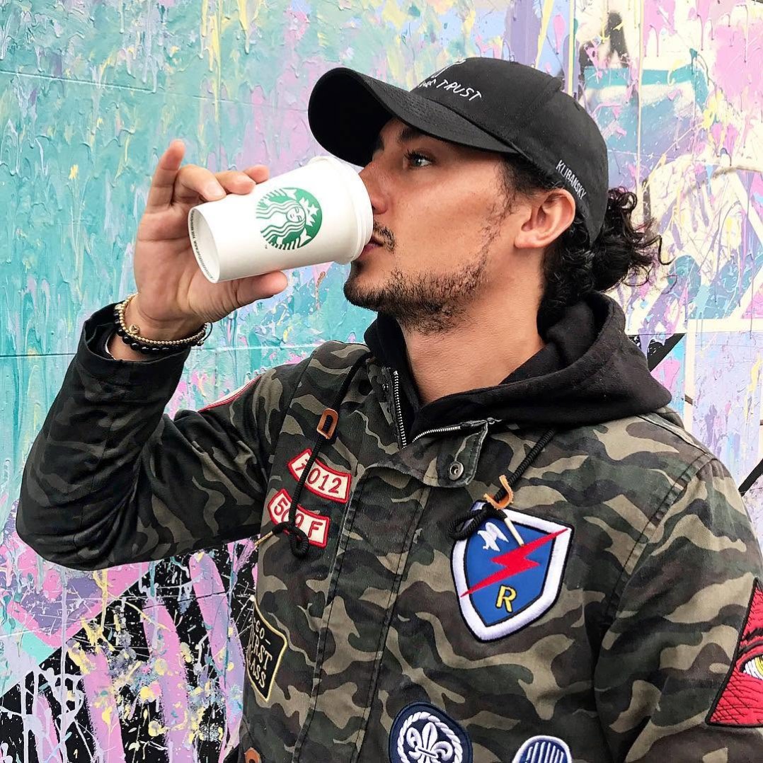 Starbucking ⭐️ to the next meeting✌🏻 #newyork #inartwetrust #josephklibansky #contemporary