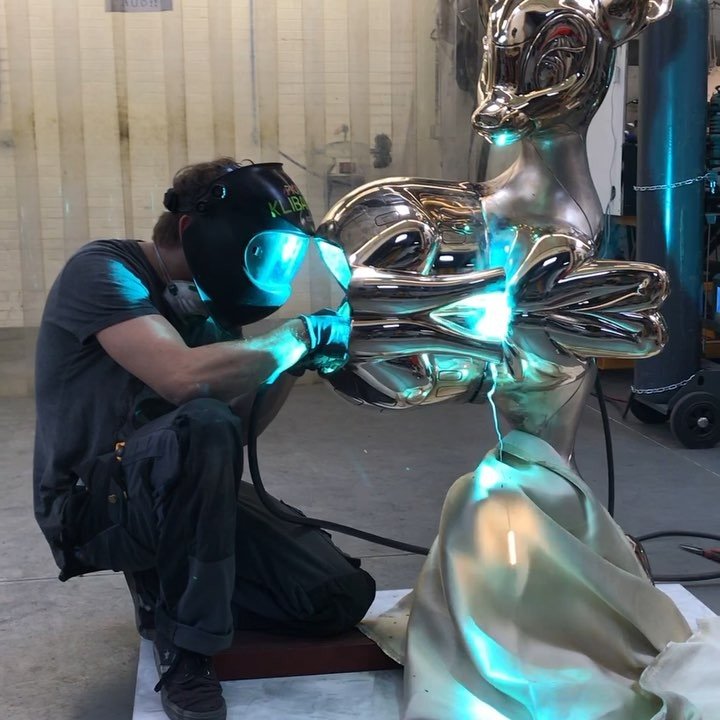 Am I the only one that finds this extremely satisfying to watch??? 🔥WoW🔥  Large “Reflections of Youth” in the making. For info please mail: info@josephklibansky.com  #josephklibansky #contemporaryart #sculpture #amsterdam #newyork #artcollector #artbasel
