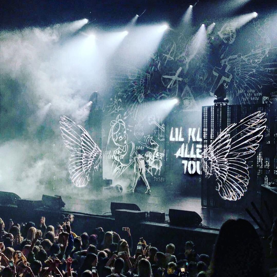 WoW!🔥 seeying the photos of the klibansky stage design.. the day after the first @lilkleine show still gives megoosebumps🙏🏻⚡️✨ Still 10 shows to go!!! #josephklibansky #lilkleine #amsterdam #frieze #contemporaryart #alleentour