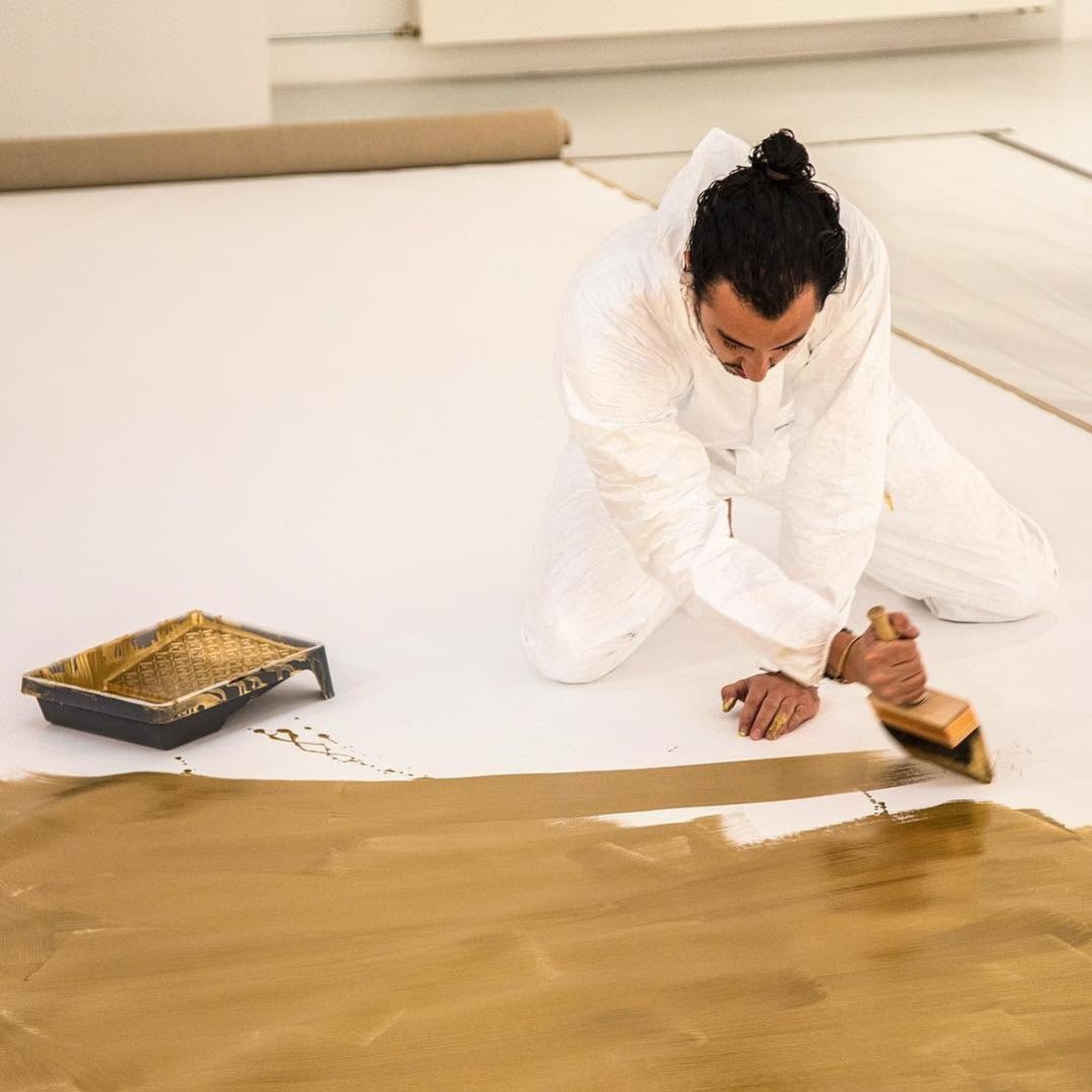 I created this special gold reflectieve paint especially to do the large canvas paintings for my Museum show “Leap of Faith”  maybe i should do some smaller paintings in gold as well? 🤔 👩‍🎨 #josephklibansky #picasso #damienhirst #jeanmichelbasquiat #contemporaryart