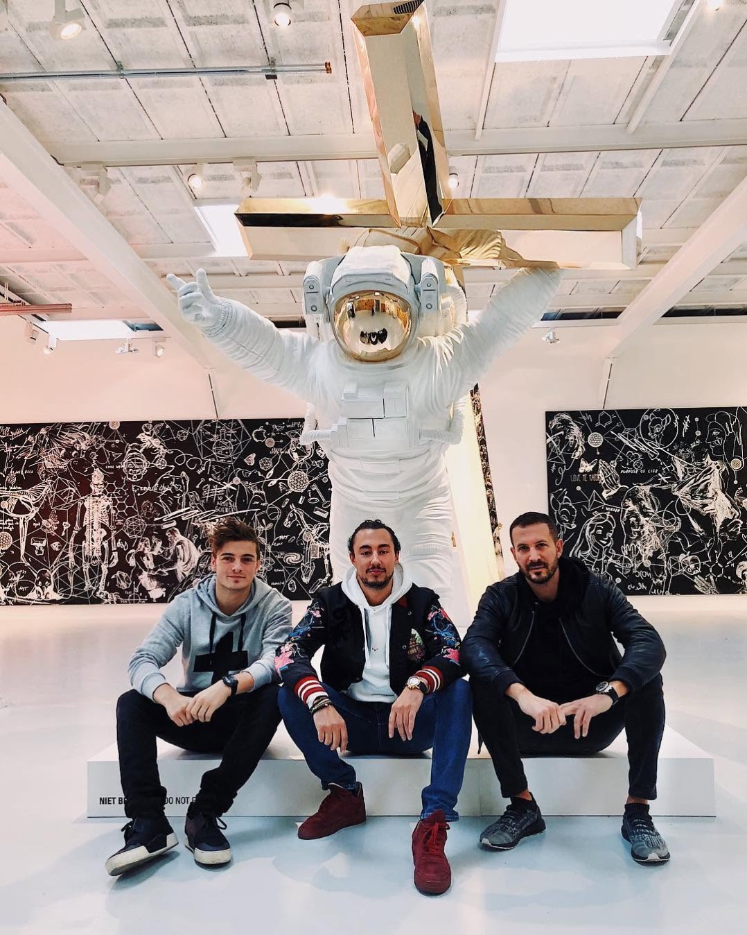 🔥A true Brother and a true Art Lover in my studio today 🔥@martingarrix  next show..#newyorkcity ? @mikezandman  #artcollector #contemporaryart #amsterdam
