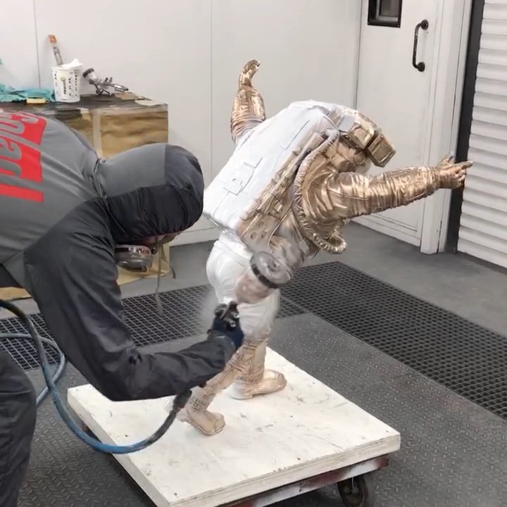 Somehow it hurts to see this bronze #astronaut get painted 😏...? . . 🚀 #contemporaryart #artbasel #artbaselmiami #josephklibansky #sculpture