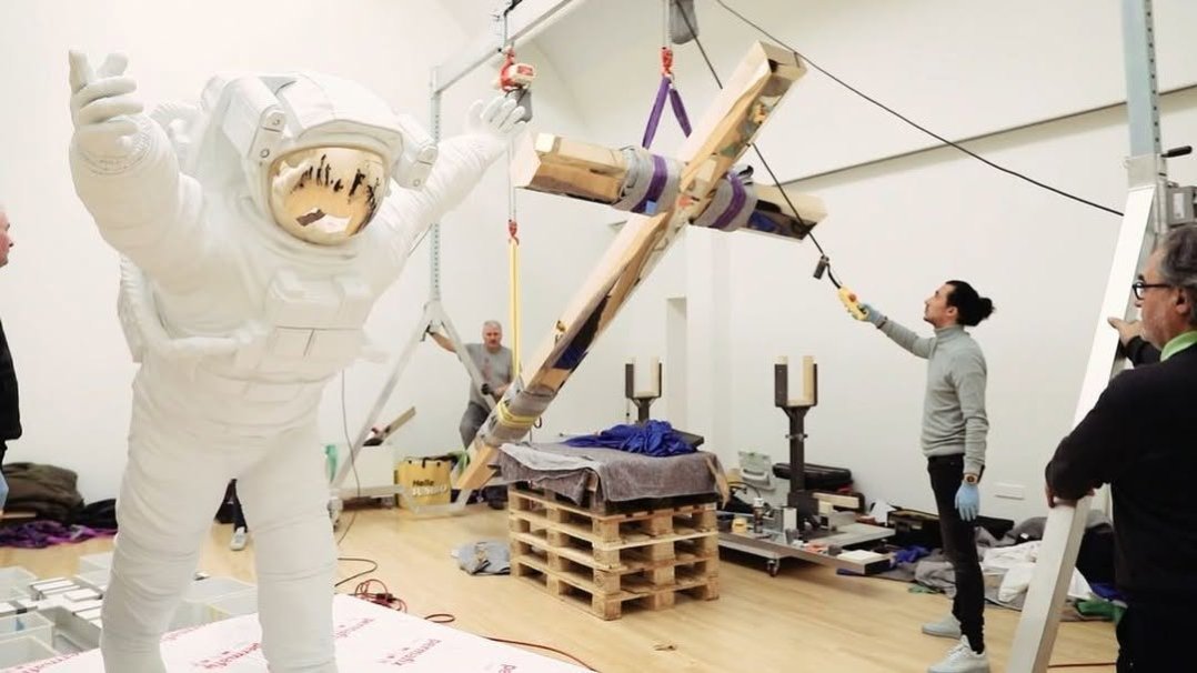 Another amazing sculpture instalation for my museum exhibition “Leap of Faith” at @fundatiezwolle last year 🙏🏻💙🙏🏻 any cool museum we should talk to? ✨ . . #museum #exhibition #art #contemporaryart #modernart #josephklibansky  #sculpture #zwolle