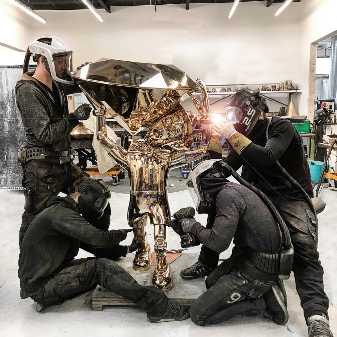 The heat is on in the Klibansky Art Studio🔥 Show my boys some love in the comment section ✌🏻 . . #crewlove #art #artist #sculpture #contemporaryart #josephklibansky #amsterdam #nyc #LA