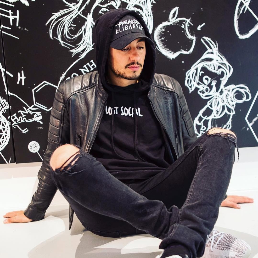 While we are waiting for my brother @louisklibansky to finish the last things on my webshop... we are going to give away 5 of the elusive #josephklibansky cap’s 💯🤙🏻 To win it, you have to do the following 4 things: 🐻 follow my account 🐻 tag 3 people in the comment section 🐻 Like this post 🐻 Pray (😜) One winner will be announced in my stories on Monday at 20:00 GMT ❤️ .  #contemporaryart #artcollector #amsterdam #limitededition #supreme #yeezyboost350 #gucci