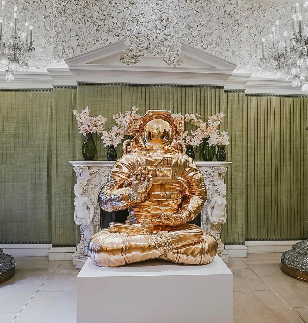 My bronze Sculpture “White Universe” at the entrance of Annabel’s Mayfair. The meaning behind this piece is to find peace within.. In a world filled with white noise and clutter through technology, social media and dense urban environments , we need to turn within to find balance peace and harmony. Technology is here expressed by the space suit and the Buddha pose showing a form of meditation.  #contemporaryart #annabelsmayfair #london #mayfair #artcontemporain