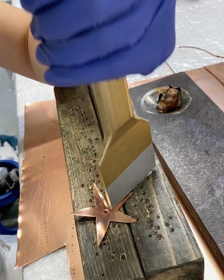 I made a very short video compilation to show you how we hand make every leaf to assemble the small copper roses 🌹 for my sculpture called “Birthday Suit”