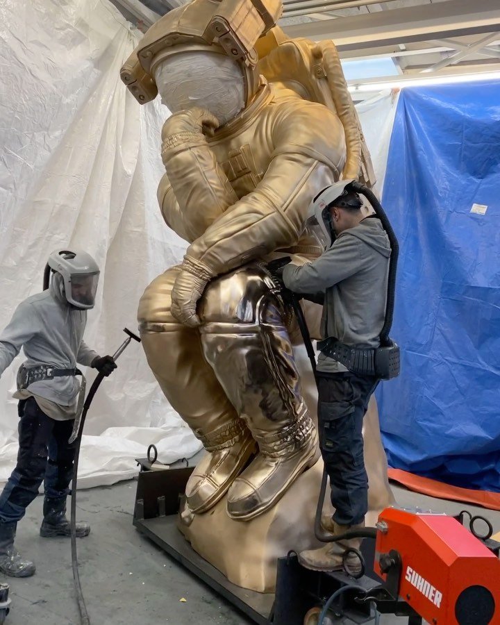 1000 thousand hours of polishing . . . #contemporaryart #bronzesculpture #artcontemporain #streetart #kaws #jeffkoons #josephklibansky #damienhirst
