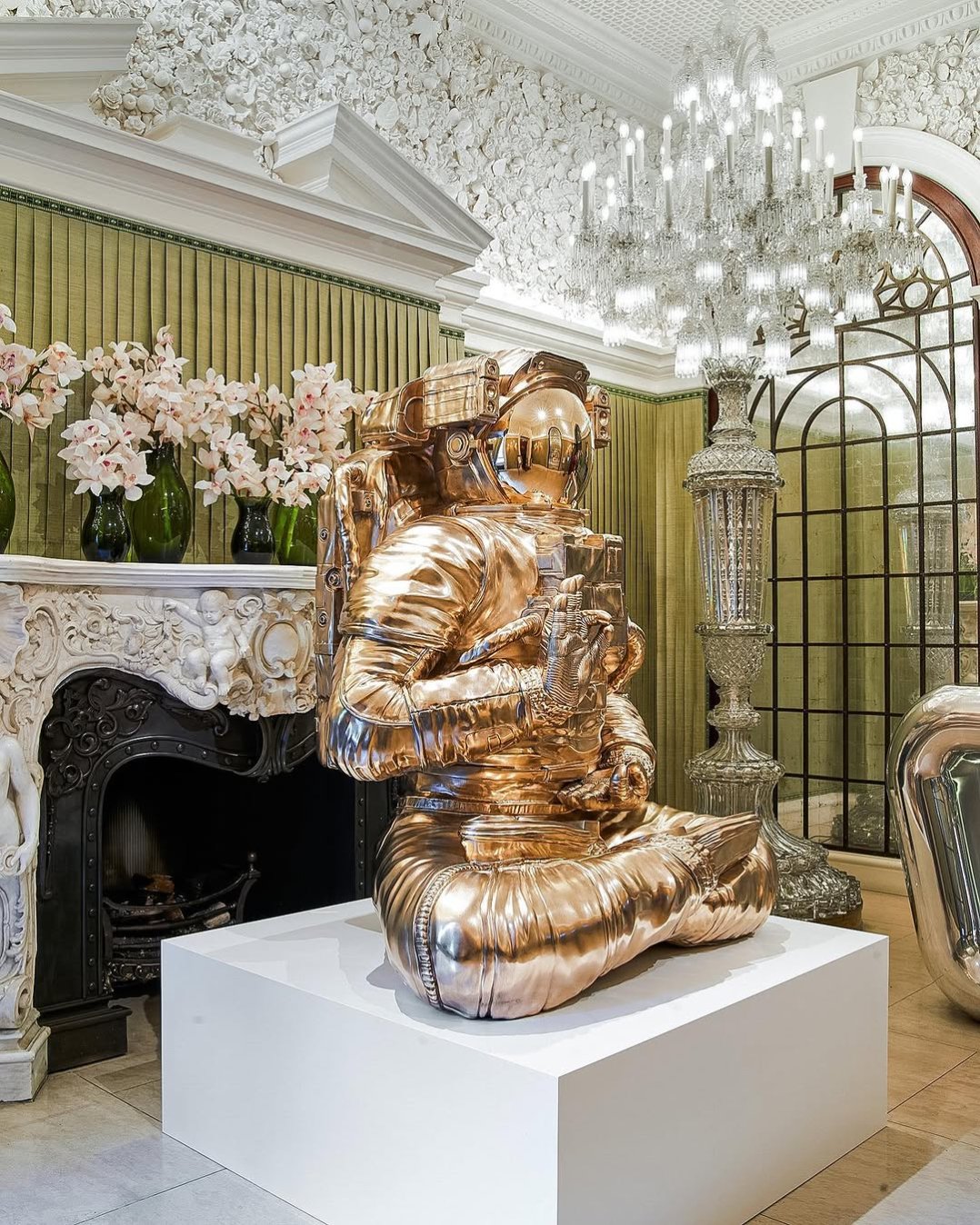 Would you choose the Buddha or the Poodle for in your house? 💭  . . #contemporaryart #annabelsmayfair #sculpture #josephklibansky #mayfair #kunst