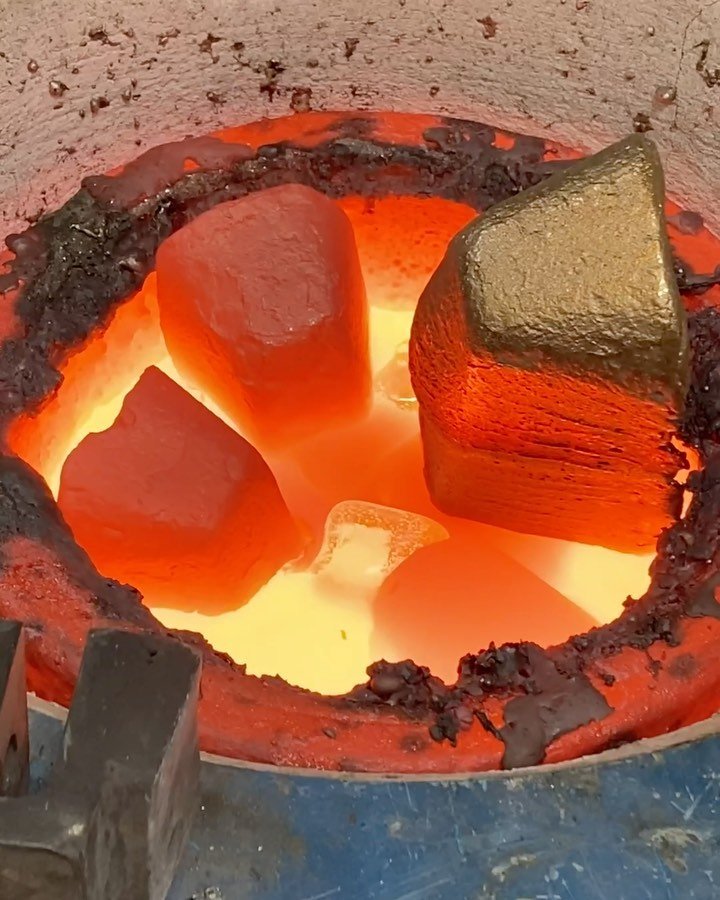 It just remains a magical process to melt these heavy bronze bars into beautiful delicate looking sculptures 🔥  Maybe I should use this post to answer some of your questions about the process..? Shoot!