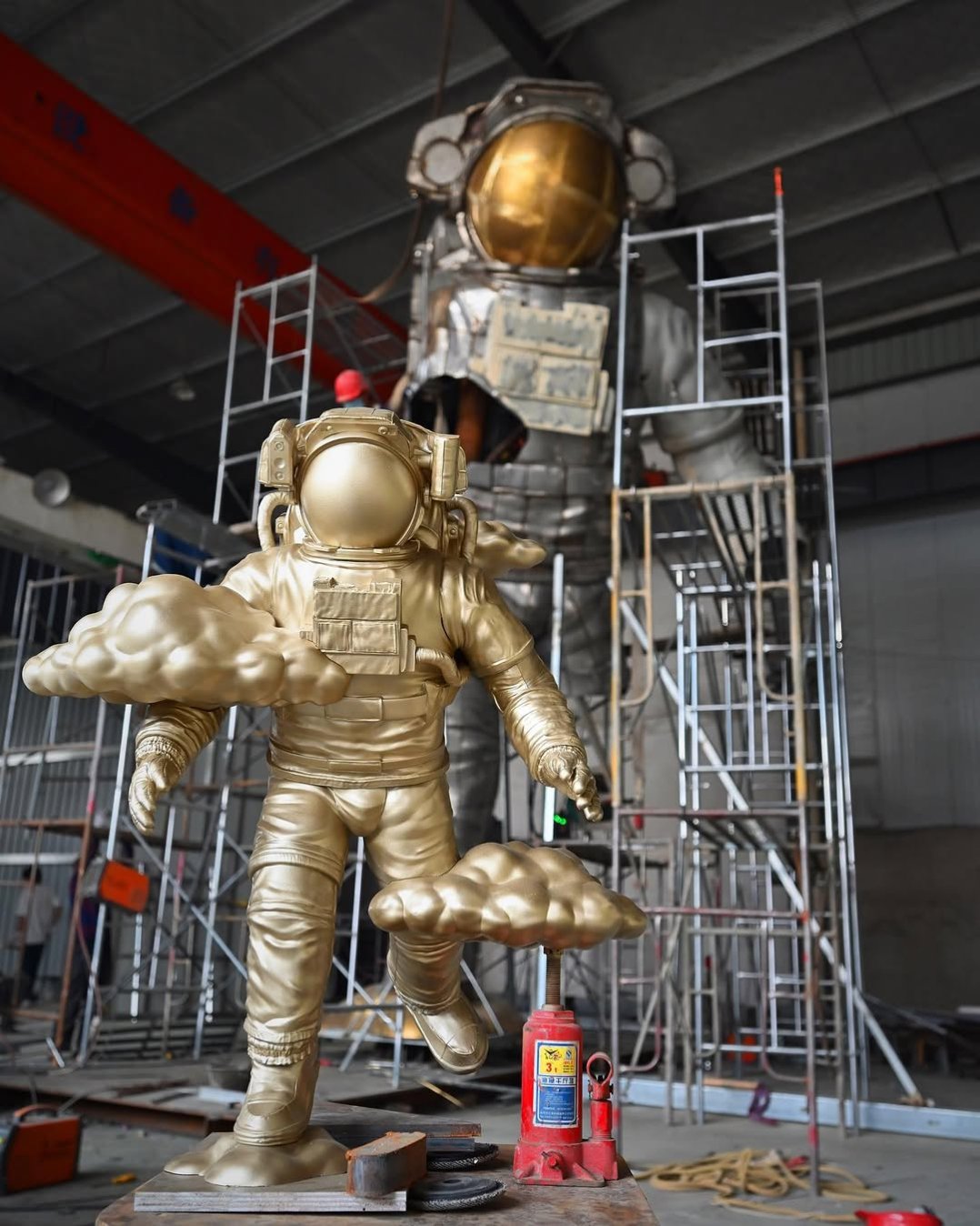 When I see this small golden scale model.. I instantly think it would make a great collectible for you guys!? 👩🏽‍🚀   #arttoy #arttoys #bearbrick #kawscompanion