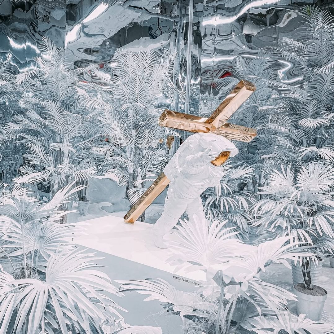 For my last exhibition in Guangzhou, China we created a large “white jungle” room for visitors to walk through. We sourced hundreds of silk plants en painted them white by hand to get this effect.. to create the feeling of infinity we covered all the walls with acrylic mirrors  . . #artexhibition #artworld #contemporaryart #josephklibansky #goungzhou