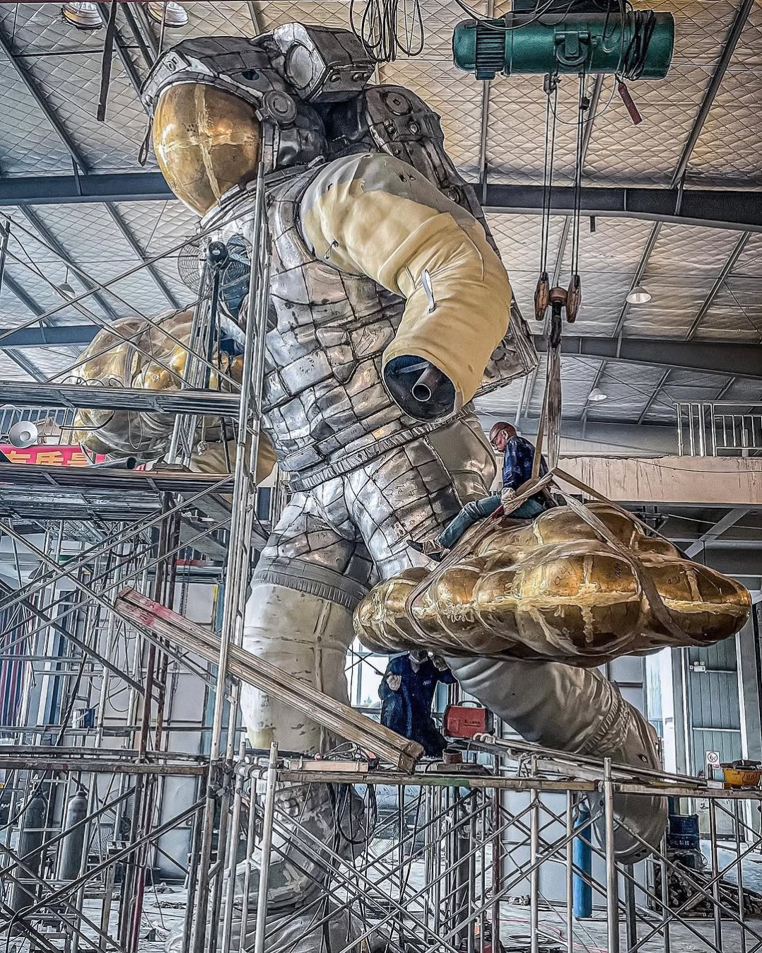 Here is a midway production shot of my new stainless steel and bronze sculpture. As you can see when zooming in a bit, we have applied body filler and primer on some parts of the steel. We will completely smoothen out the astronauts body and paint it white at the end 👩🏽‍🚀 you probably can see the shape of the bronze elements by now..? . #art #artist #design #artwork
