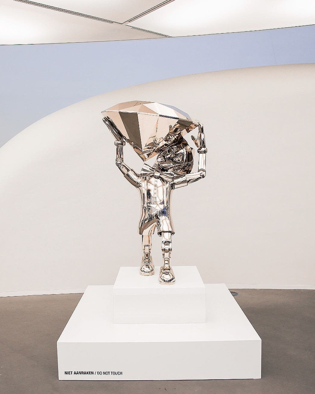 When I see a picture of my sculpture “Reflections of Truth 2” in a museum like this.. I really want to organise a new traveling exhibition for everyone to see 🔥  Which city’s should we do? . #contemporaryart #art