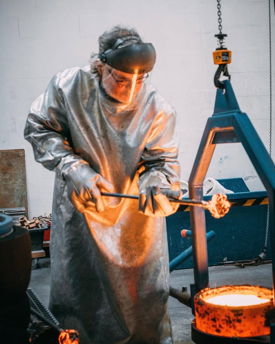 Did you know 99.99% of all artists don’t do their own bronze casting?  And we really understand why.. it’s heavy, hot and dangerous.. but also extremely rewarding and beautiful to see an artwork come to life in front of your eyes. Here you can see my father and “the boys” taking the hot ceramic shells 🐚 out of the oven and prepping and pouring the molten bronze 🔥  #bronzecasting #sculpture #artistsoninstagram #josephklibansky #nft