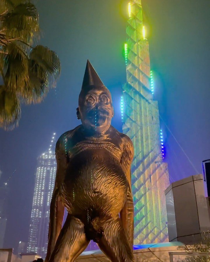 Still surreal to see my bronze sculpture in front of the tallest building in the world 🙏🏼  . . #burjkhalifa #mydubai #art #josephklibansky @mydubai @thegalliarddubai
