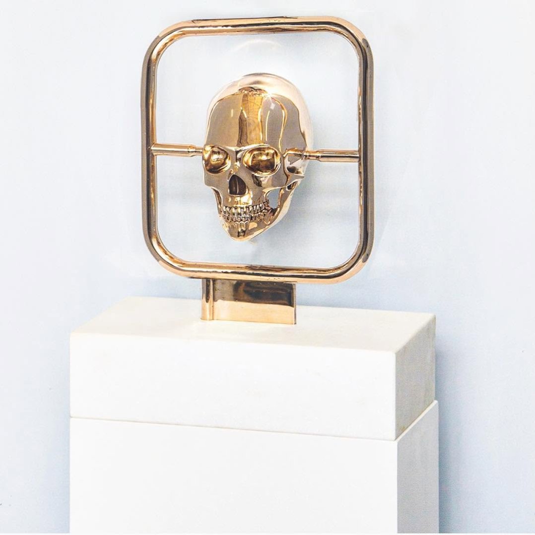 Who likes skulls ? 💀🌹🖤 . check out my new bronze sculpture..based on my “Elements” series! #skull #contemporaryart #sculpture
