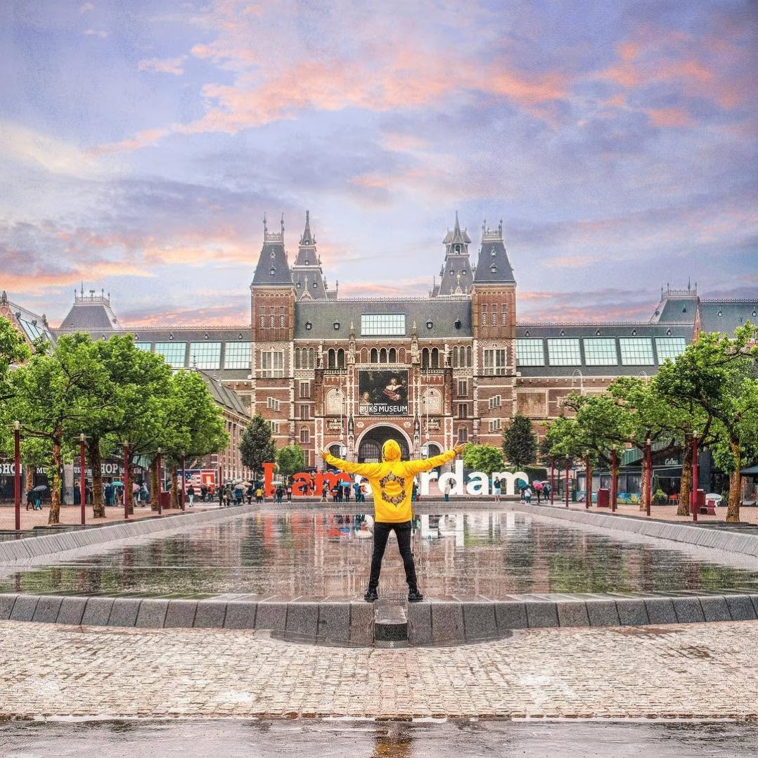 Finally finally I can announce the location for my monumental 12meter tall sculpture...✨🙌🏻 on the 26th of June it will be placed in the most amazing and prestigious location in Amsterdam.. it’s going to be In the middle of the water in front of me..right in front of the world famous Rijksmuseum.. next to the Van Gogh and stedelijk museum..🙏🏻 an unbelievable honor 😇  who’s coming to take a picture?? ❤️ . #amsterdam #rijksmuseum #vangogh #stedelijkmuseum #contemporaryart #art #museum
