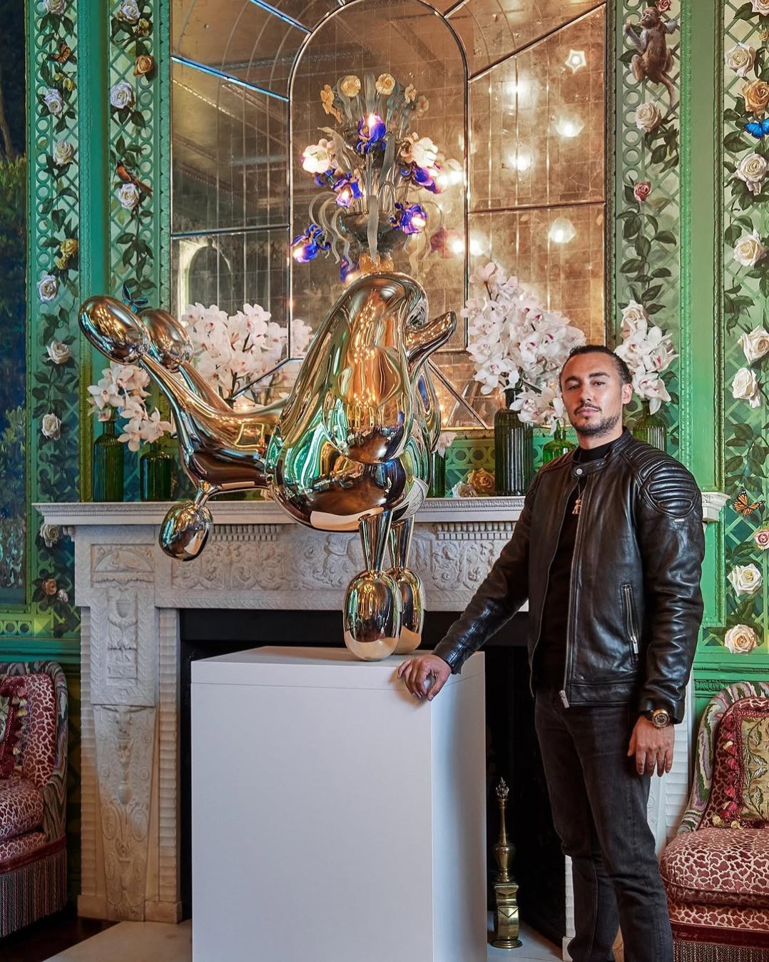 Klibansky X Annabels 🧸 I’m more then excited to officially announce my collaboration with Annabel’s , one of the most famous members clubs in the world.  A hedonistic London nightspot that has hosted everyone from a who’s who of Hollywood to the Queen her self  Frank Sinatra was one of the earliest members; Diana Ross, The Rolling Stones but also contemporary icons like Tom cruise, Rihanna, drake, Kim and Kanye kardashian-west and kate moss graced the steps of this icon venue.  I feel grateful and blessed to now become a part of Annabel’s rich history by exhibiting 7 large bronze sculptures throughout the 2700sqft building in collaboration with Maddox Gallery  @annabelsmayfair @maddoxgallery  #annabelsmayfair #contemporaryart #maddoxgallery #mayfair #london