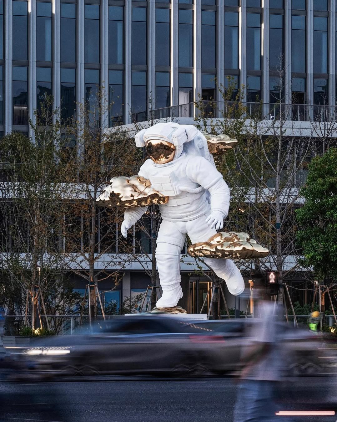 I am more then proud to finally show you my new sculpture titled “Beyond the Clouds” We have worked on this monumental piece in relative secrecy as we didn’t want to spoil the WoW at the end ☀️  Now I can finally show you what we have been working on for the past 6 month! We worked around the clock to get it done in time for the unveiling.  The piece is close to 9 meters tall (30 foot) And made out of stainless steel and bronze. It has a beautiful permanent location in the city of Hangzhou , China   I will post more on the concept behind this artwork in a video 🖼   #sculpture #art #modernart #artmiami #artbaselmiami #josephklibansky #spaceart