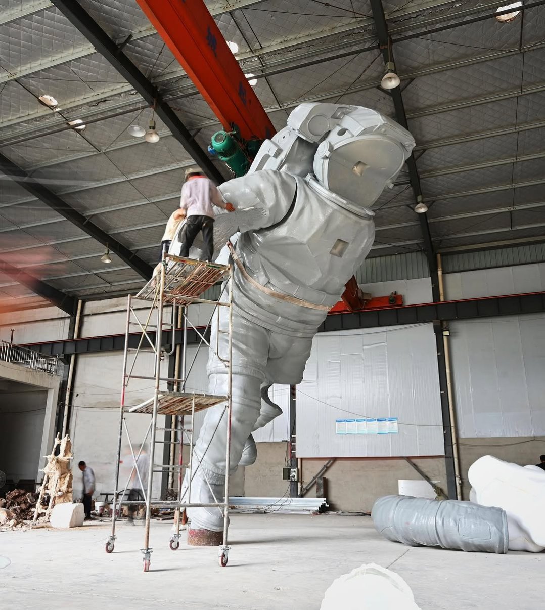Here are some production pictures of a massive new sculpture I’m making for a project in China , this sculpture is made out of stainless steel and bronze. The end result will get a very cool twist…  want to see more production images?  . . #monumental #sculpture #contemporaryart #artbasel