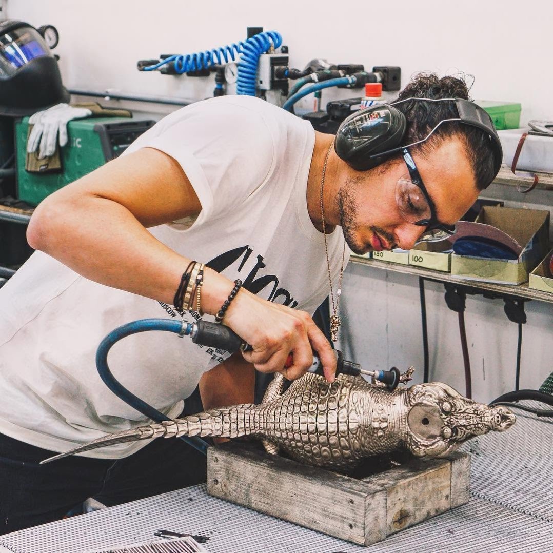 If you would have to choose between “Happily ever After” (crocodile) or the “Baby we made it” (turtles)  which one would you choose and why? 🐢 🐢🐊 #art #sculpture