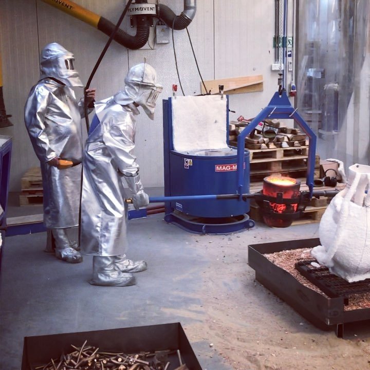 If you like I could post more “making-of” videos of the creation process with some added explanation ? Let me know in the comment section!  Here you see my father on the right side with our guys. Pouring the molten bronze into the ceramic shell we created. This specific shell is the middle body part of my crocodile sculpture called “happily ever after” the bronze is roughly 1200 degrees at this point . #contemporaryart #sculpture