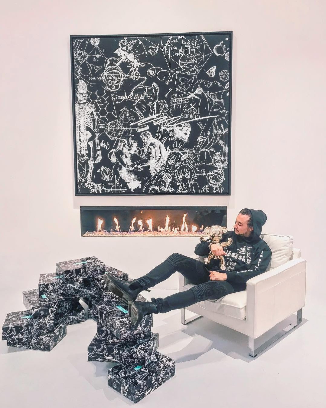 Would you like to have a look in the beautiful private Klibansky gallery space? Then save this date! Saturday 1 December we will organize an “open house” where you can see all the art, hoodies, books, jewelry, and caps in one place 🔥 and maybe we will even drop something new on this date 😬 . The address is Energiestraat 35c in Naarden (NL) from 11:00 till 17:00 see you soon my friends 😘 #love #contemporaryart