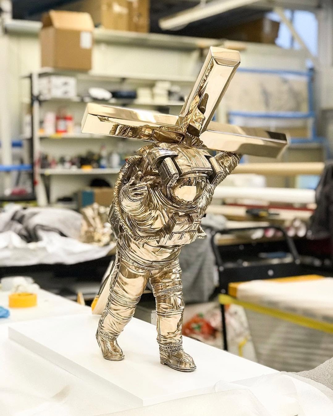 This small version of “Leap of Faith” is one of my new favorite pieces.. this semi polished brushed bronze look is just so special on this piece! 🔥 👩🏼‍🚀 🔥 The size is 80x50x70cm and the edition is 20 pieces. . #contemporaryart #sculpture #hollywood