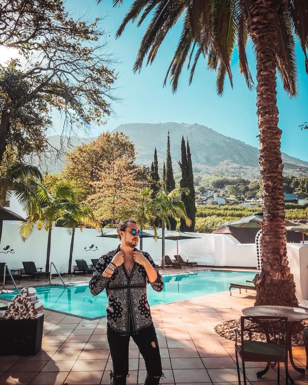 Not many people may know that I was actually born in Capetown! In a house on clifton beach! This week is the first time since my birth that I have actually been back to Capetown and the region around it ❤️ wow. What a trip to do with my parents 🙏🏻 How many people here have already been? If not.. put it on your bucket list! . #capetown #clifton