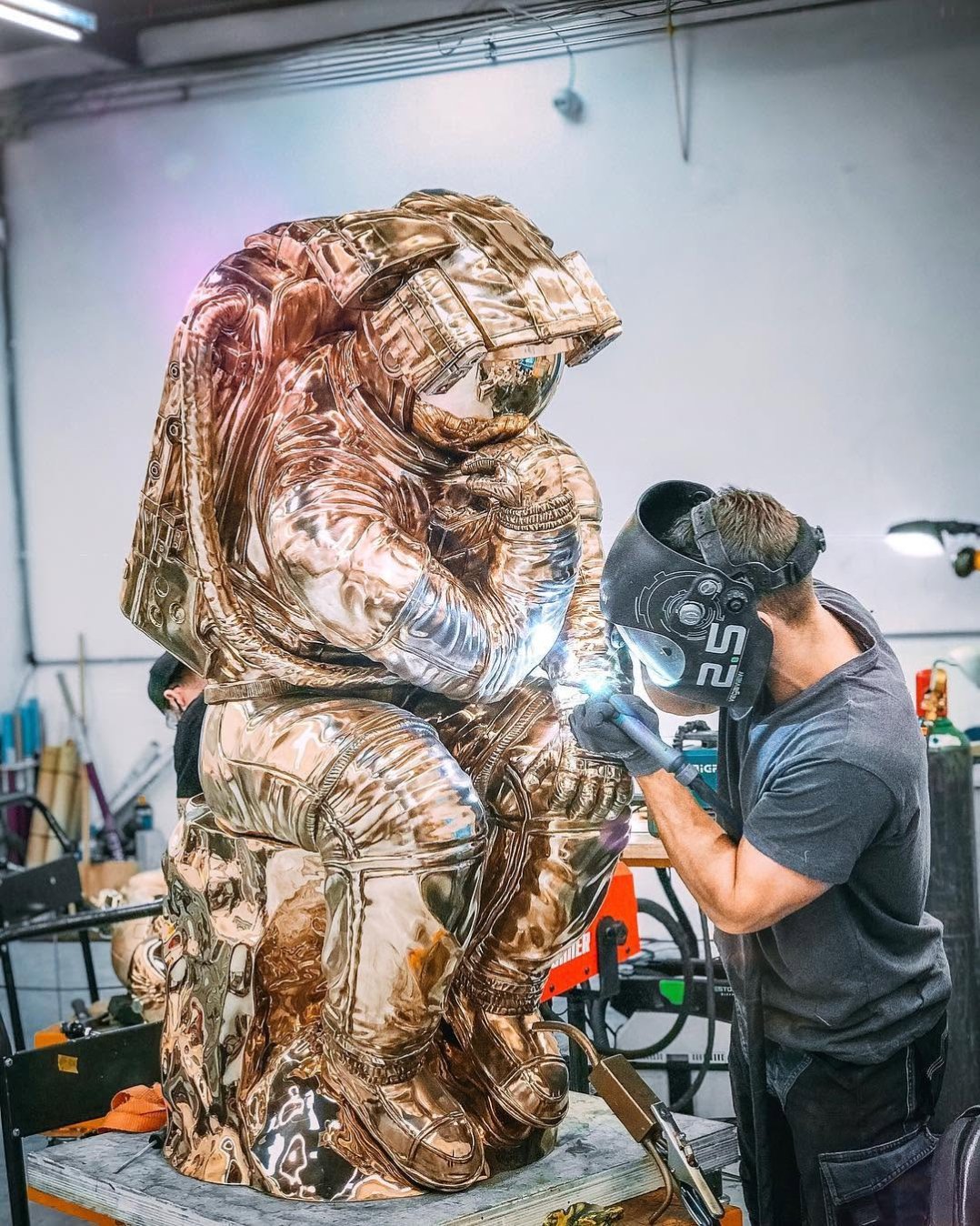 What a journey this piece took us on 🙏🏻 👩🏼‍🚀 We spent over 2000 hours to create this bronze sculpture✨ what do you think? 💭 . #contemporaryart #sculpture #astronaut #art