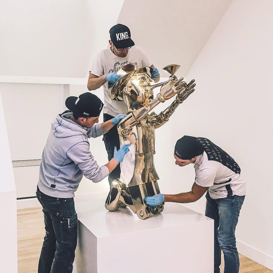 Tag someone that needs this much attention 👻 . #contemporaryart #sculpture #mondaymood #polish #artmuseum