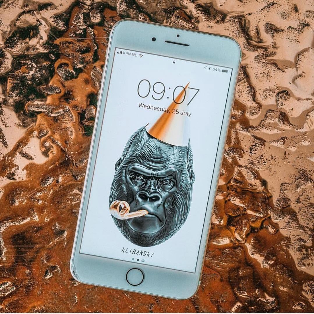 I uploaded this phone background a little while ago but you guys keep asking me for it 🙏🏻 I have put all previous backgrounds in my story highlights so you can always “download” them.. Would you like me to upload a new one based on a painting or a sculpture?? . #art #backgrounds #drawings #sculpture
