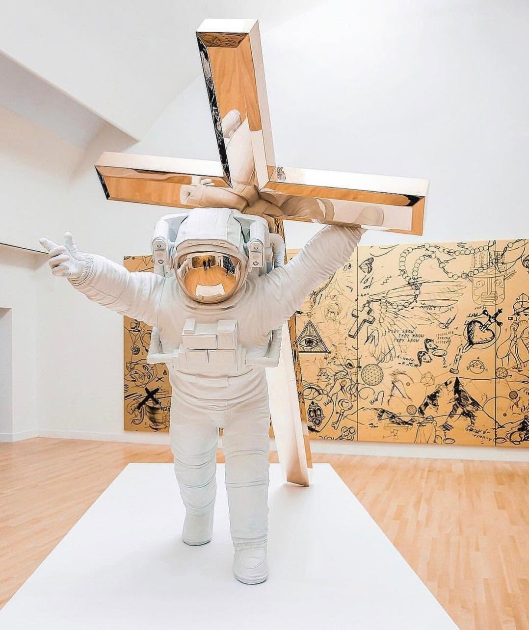 In Photo 1. you see the finished bronze sculpture in Museum de Fundatie’s main exhibition space.. in the next video you can see us lifting the bronze unpainted version during the production process.. look heavy right? ✨ . #sculpture #bronzesculpture #spaceart #contemporaryart #josephklibansky