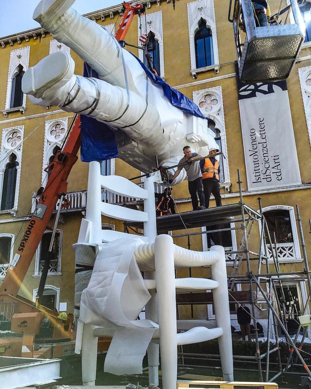 That day my astronaut landed in the center of Venice Italy 🇮🇹 thinking about the next location now.. . #veniceitaly #venicecanals #sculptures #josephklibansky