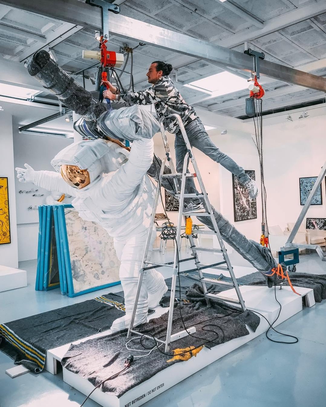 We are setting up the gallery space for our open day on 22 April for easter Monday! 🐣  I will give away a signed book to a person that can guess the weight if this 3 meter tall bronze sculpture! Have fun! . #contemporaryart #sculpture #arts