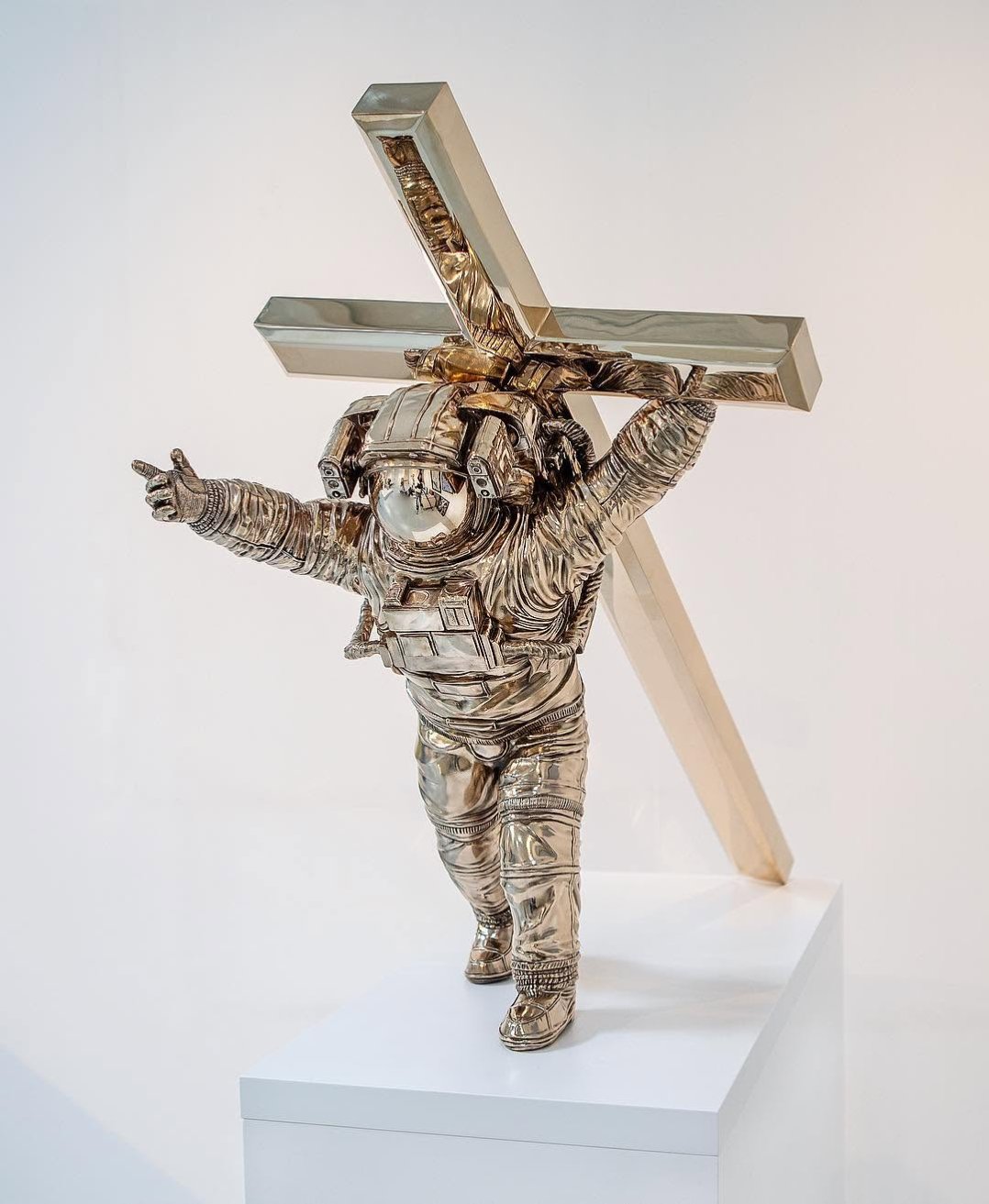 Would you like me to share this photo in my story’s as an Phone background ? . . #art #religion #sculpture #religiousart #space #astronaut #artcontemporain