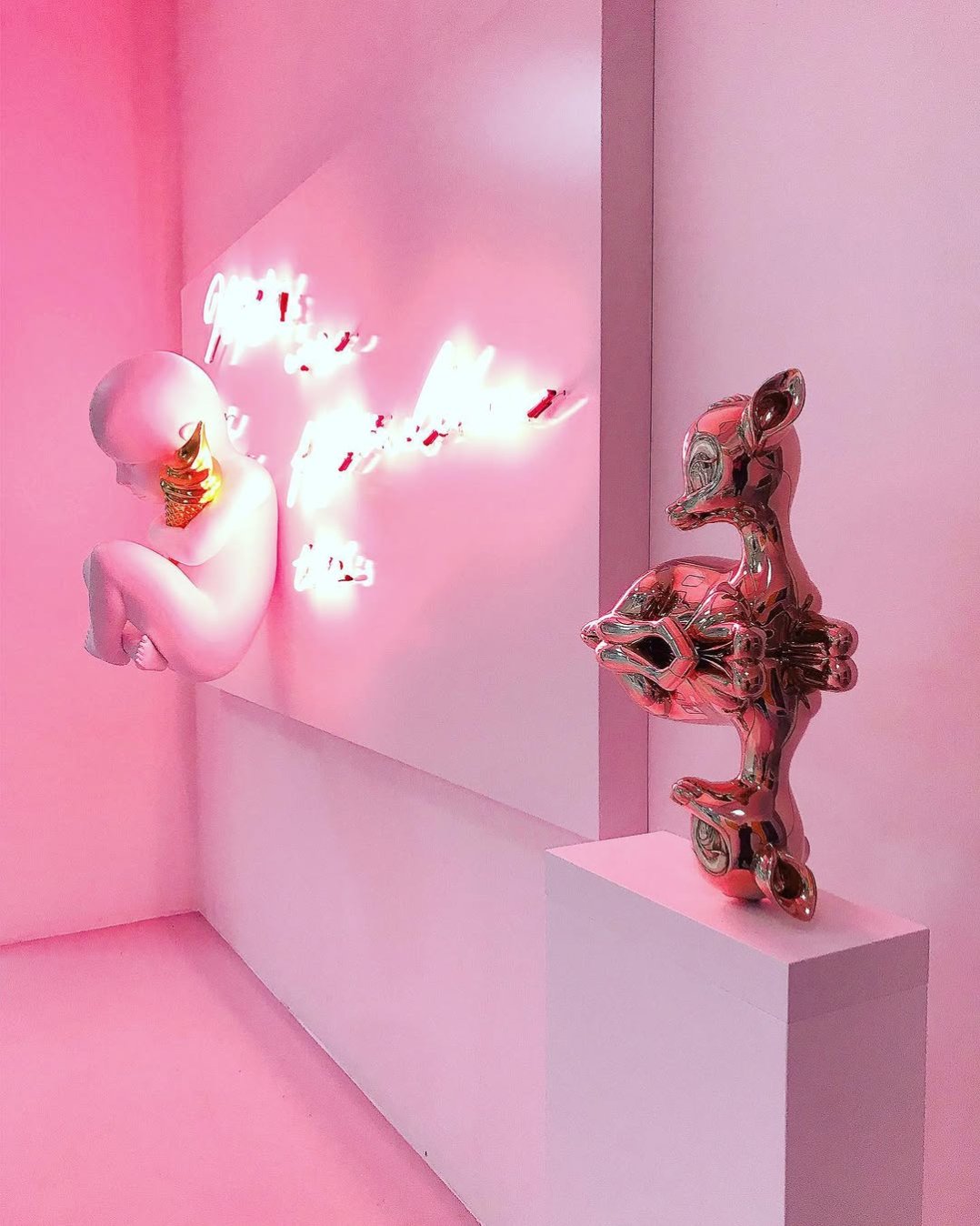 Neon or the sculpture? . . . #neonart #art #sculpture #contemporaryart