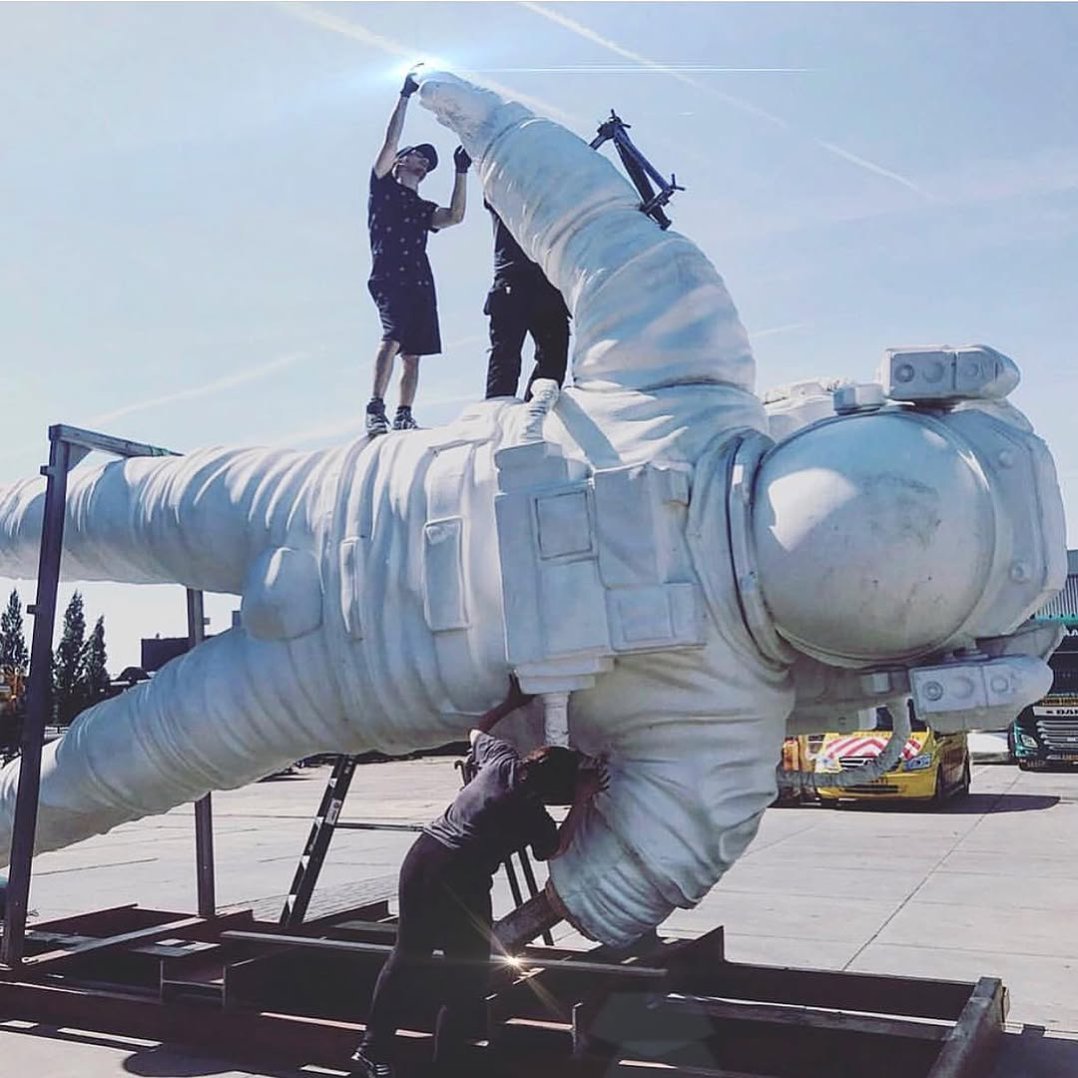 After Venice, Lowlands , Amsterdam, Shanghai and the museum gardens of the fundatie.. I’m thinking about the next spectacular location for this mega sculpture 🔥 let me know you thoughts and maybe we can make it happen! . . . #venice #veniceitaly #shanghai #amsterdam #lowlands #festival #art #sculpture #artshow #contemporaryart #kunst #artcontemporain