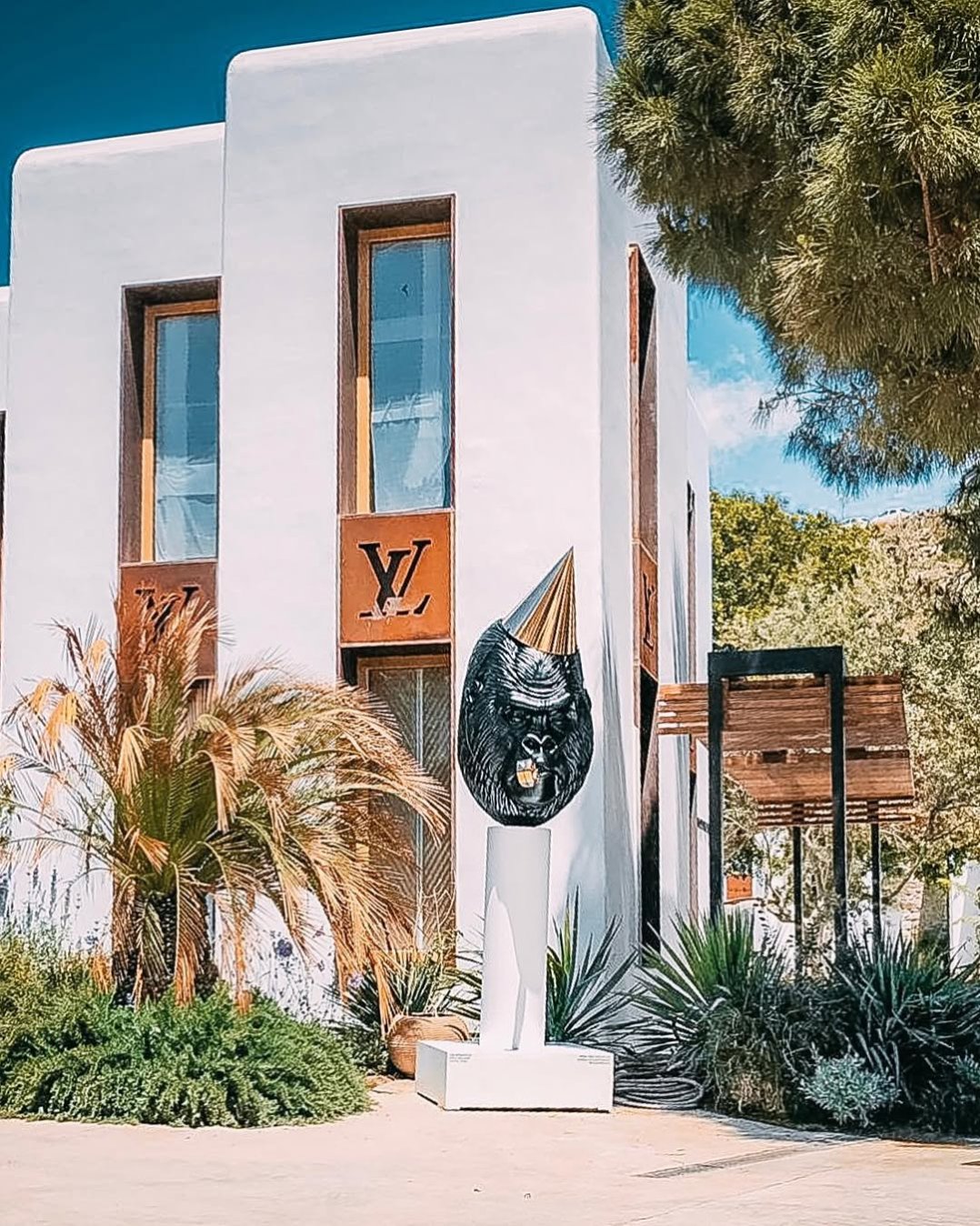 Yesterday we installed this amazing sculpture in Nammos village in Mykonos in front of the Louis Vuitton store. It will be on view the entire summer🙏🏻 Who’s ready for mykonos? . . . #mykonos #louisvuitton #nammosmykonos #nammosvillage #art
