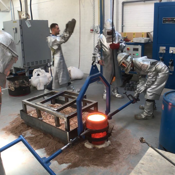 Not many artist decide to do the bronze casting process in their own studio.. it’s very technical, very hot, and quite dangerous at times.. but man is it beautiful and exciting! Want to see more videos like this? . . #art #bronzecasting #contemporaryart #sculpture #josephklibansky