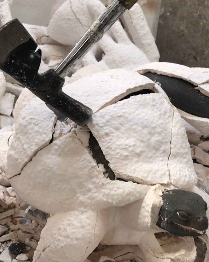 This is how bronze turtles 🐢 get born in the klibansky studio✨ Want to see more? . . #artvideo #artcontemporain #kunst #josephklibansky #artist