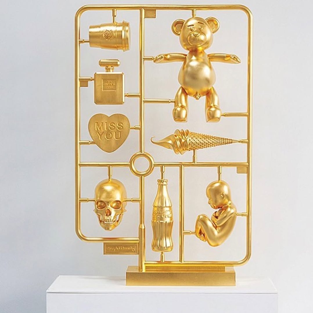 “Elements of Desire” a sculpture about the time we live in... I would love for you to tell me, what you think the concept is behind this sculpture..?💘 . . #josephklibansky #artbasel #artmiami #miamibeach #contemporaryart #miami #chanel #missyou