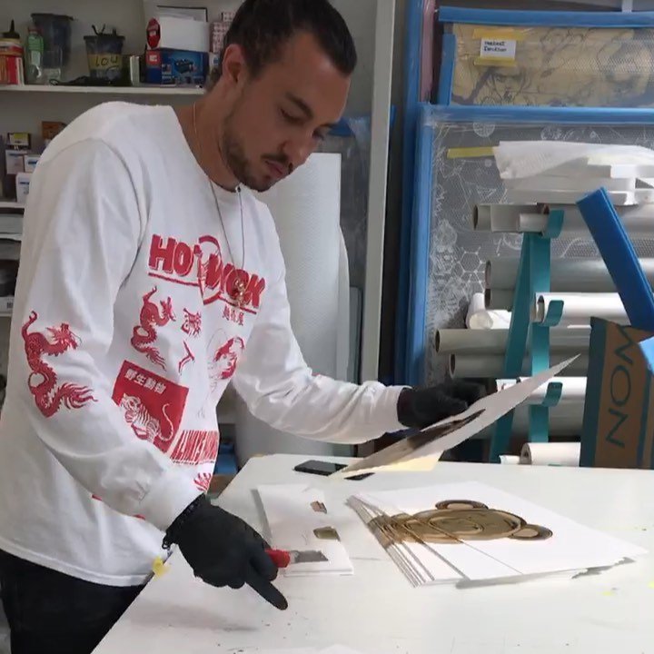 Today I had to cut up $100.000 worth of gold leaf “Bare Hug” prints. We spent months making these. On the last minute something went wrong and I had to destroy them to make sure only the best pieces enter the market⚡️ Quality over everything 🖤 . . . #kunst #artprints #contemporaryartist #artbasel #artworld