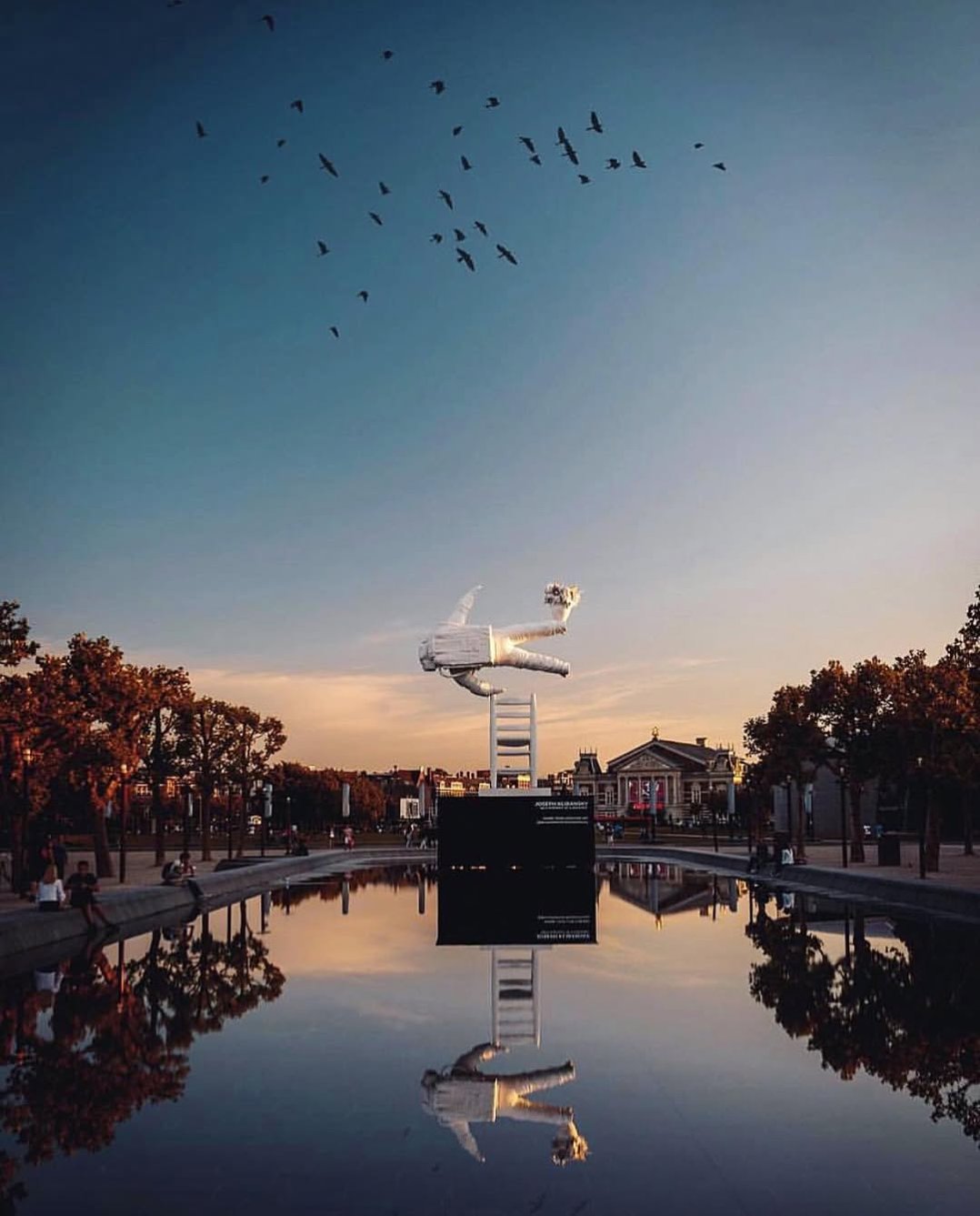 “Self portrait of a Dreamer” in the beautiful water pond in the middle of the museum square in Amsterdam was an epic sight to behold.. should we print a beautiful poster of this photo? . . #amsterdam #sculpture #museumsquare