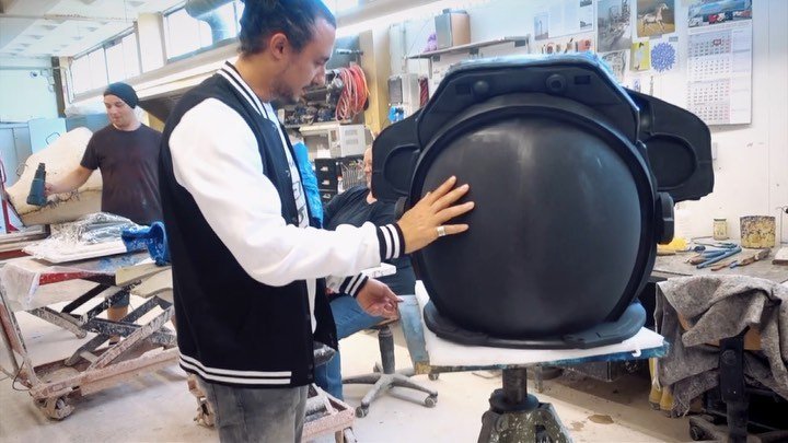 I want to take you guys deep into the creation process of a large bronze sculpture.. this is part1 of a series of short videos. Here you can see how we work on the sand molds and take a sneak peek of the large space helmet model. Let me know what you think!⚡️ . #artvideos #bronzesculpture #contemporaryart #artcontemporain #kunst