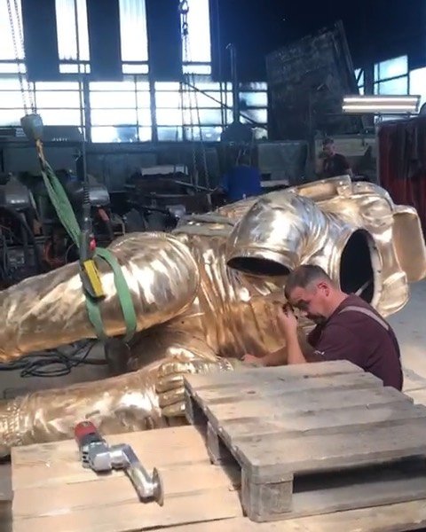 We’re going BIG again 🔥 Were should we place this sculpture? . . #art #sculpture #astronaut #spaceart #elonmusk #jeffbezos #nasa