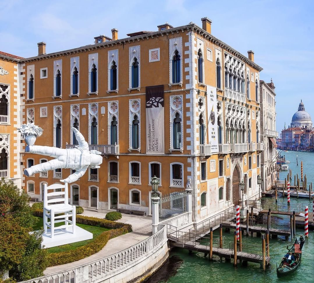 “Self portrait of a dreamer” in Venice 🔥
