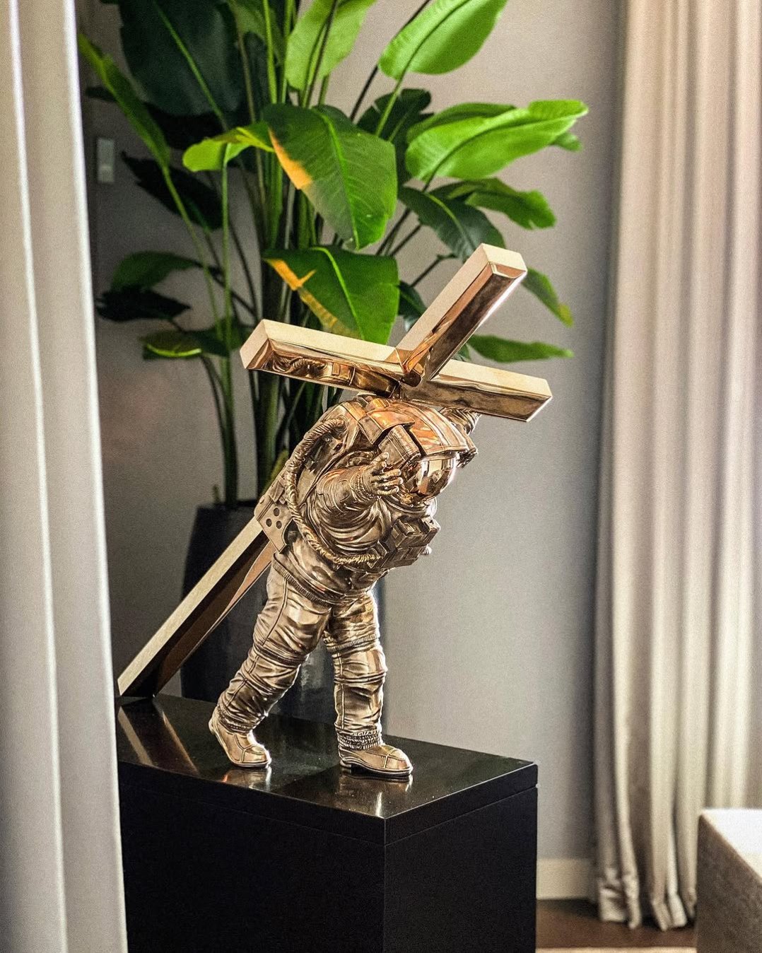 Swipe to see the video of one of my favorite installments this year! . .  #contemporaryart #sculpture #modernart